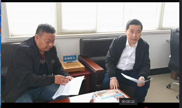 甘险峰（右）给客户讲解服务项目。.png