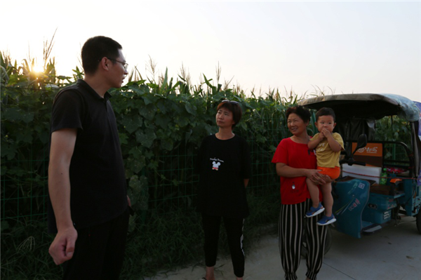 武潇潇与村民感情深厚.png