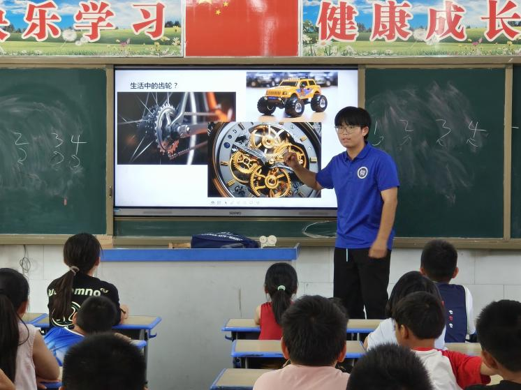 “格物之光”团队志愿者在给小学生讲解轴承原理