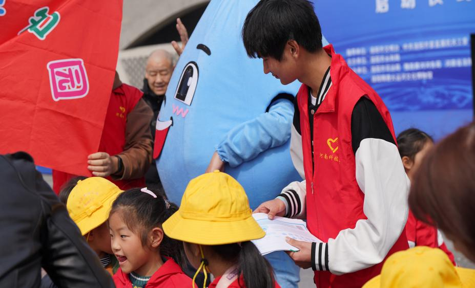 “小浪花”科普志愿服务团志愿者在宣传减灾防灾知识