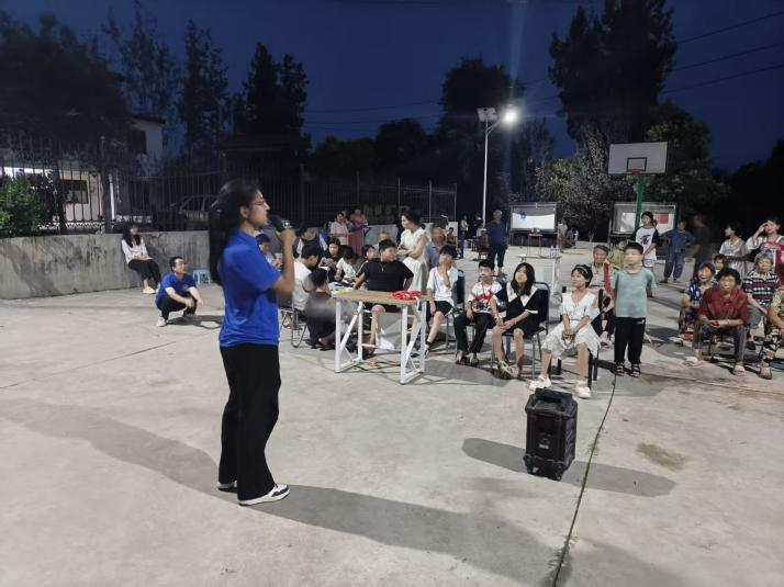 “法润青春”志愿者在农村活动广场开展普法宣传