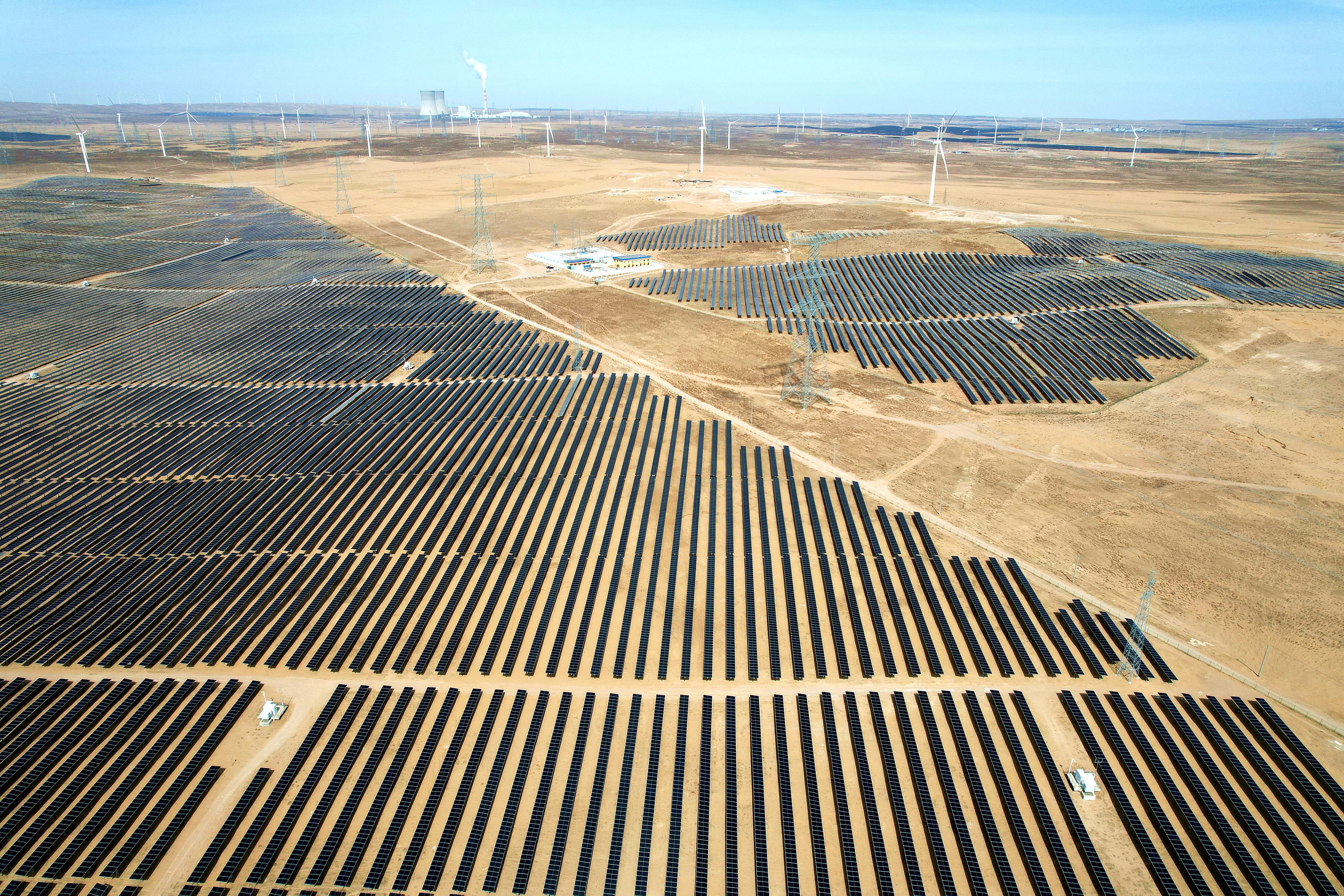 2026年3月18日，寧夏銀川，在靈武市白土崗鄉(xiāng)的一處光伏產(chǎn)業(yè)基地，成片的太陽能光伏板匯成一片“藍(lán)色海洋”。