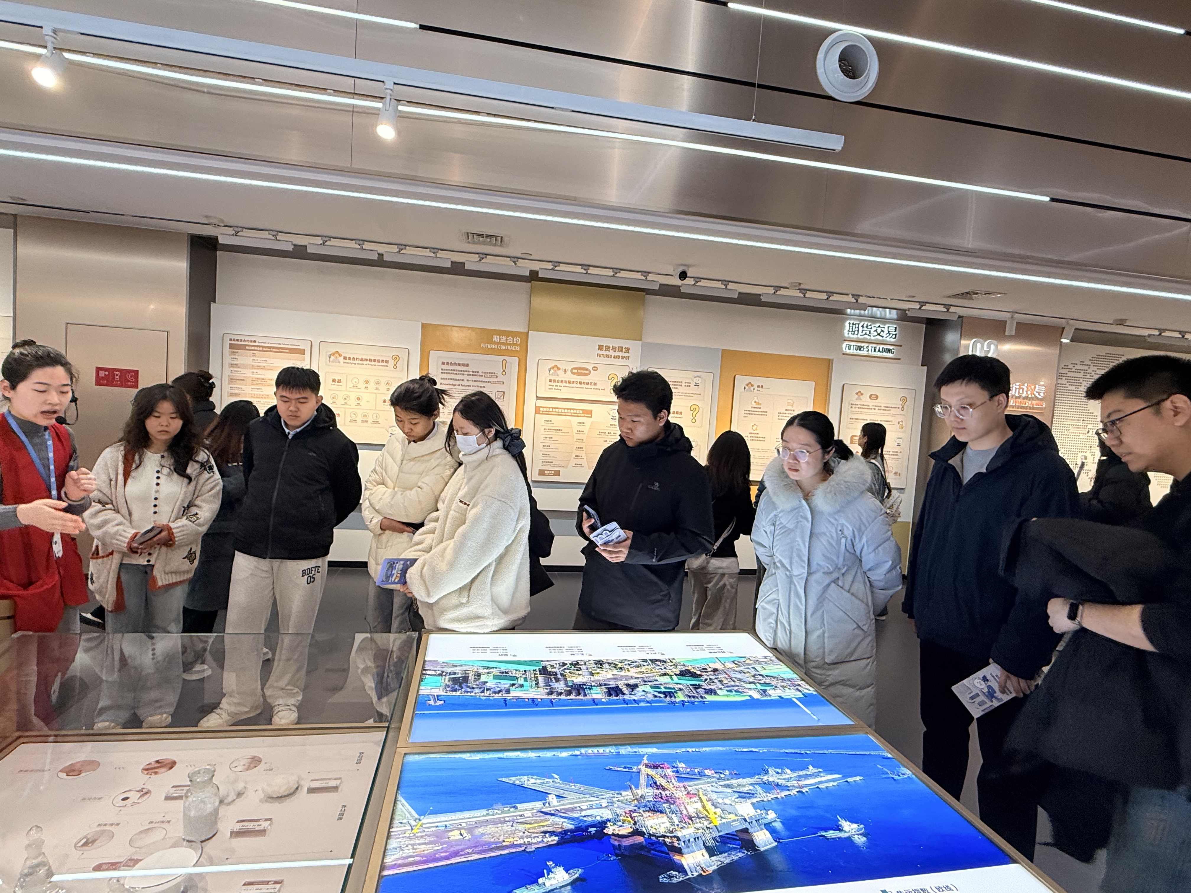 带领金融系师生赴郑商所投教基地开展研学活动