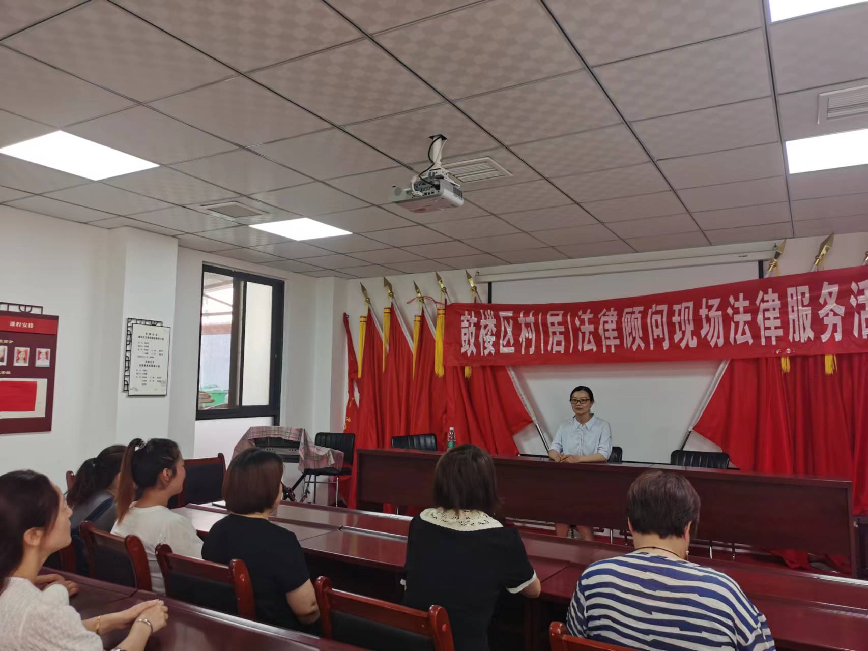 何晓斐带领学生进社区参与村（居）法律顾问现场法律咨询活动