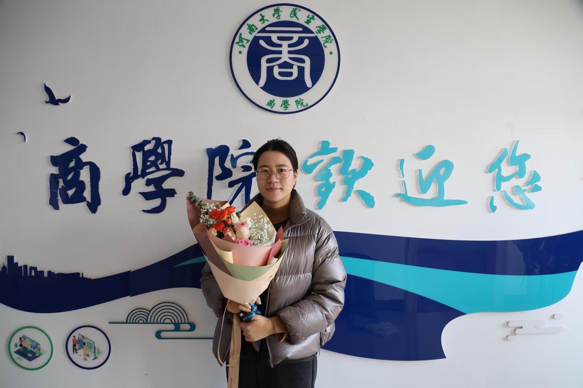 教师节学生给张亚丽老师送花