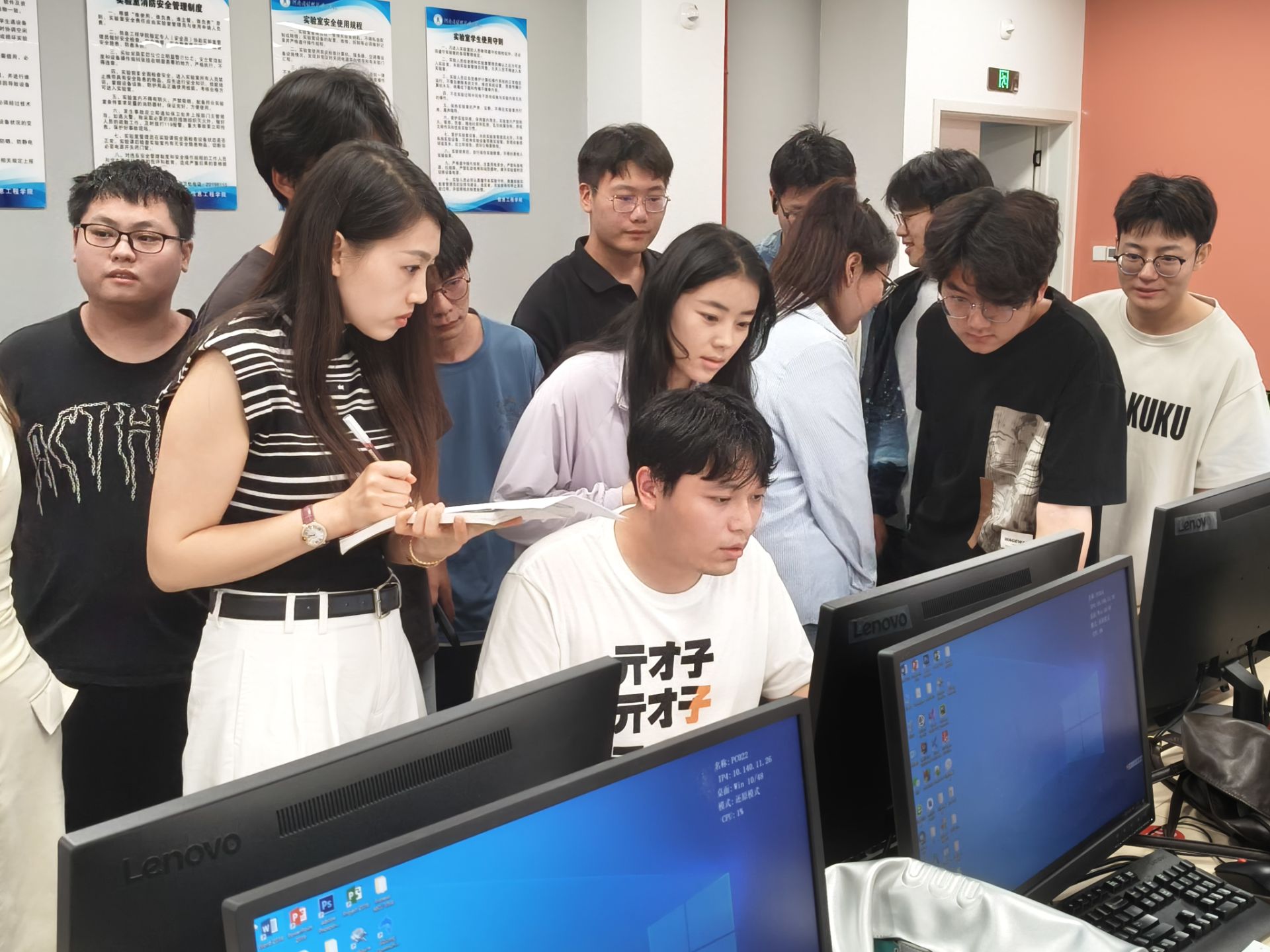 张燕妮老师在指导学生上机操作备选