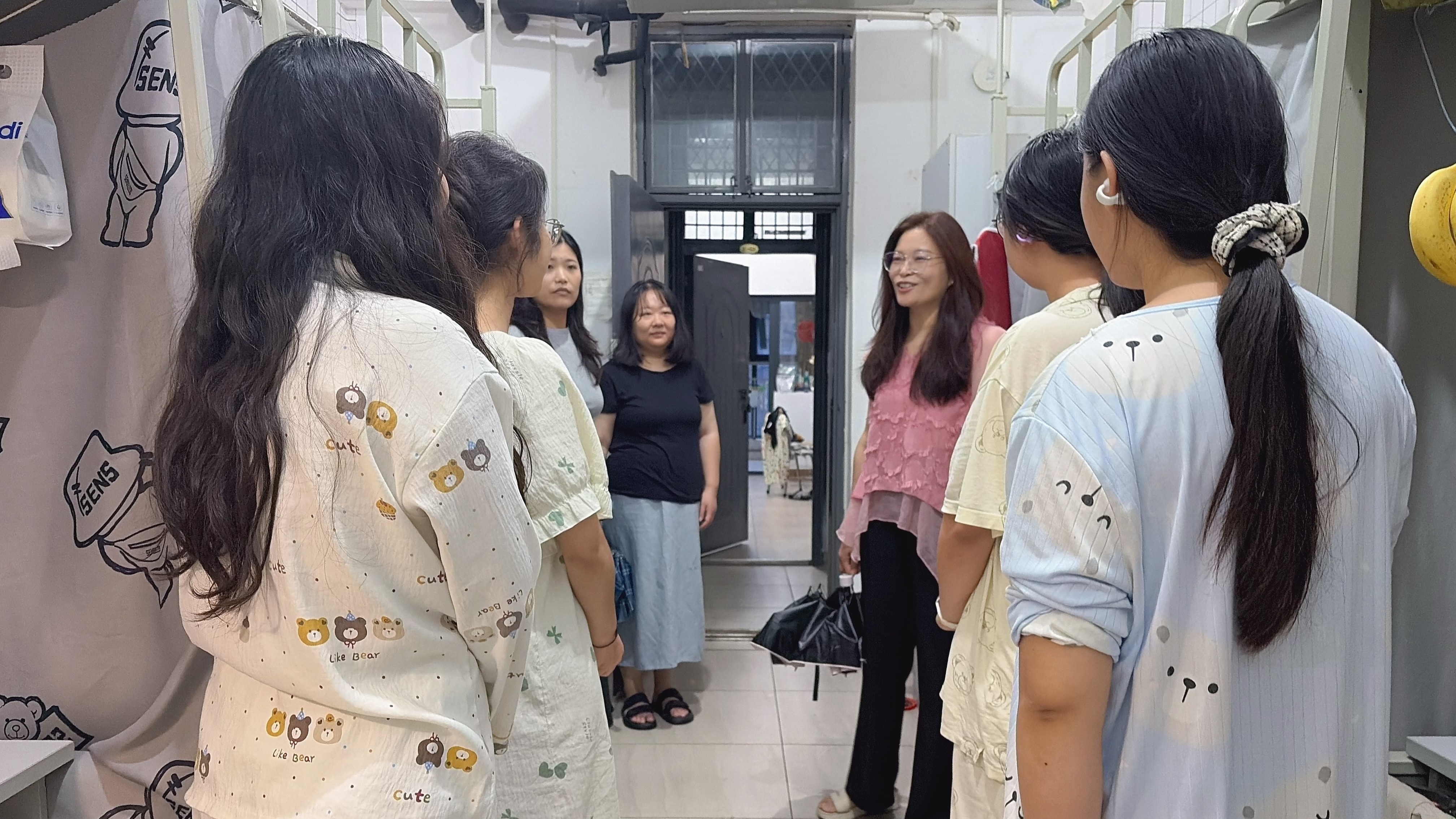 <strong>学部走访慰问暑期留校学子，筑牢防汛安全屏障</strong>