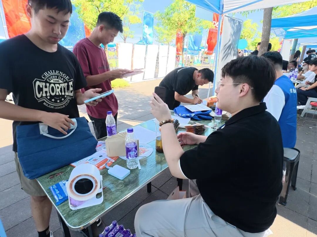 <strong>开学迎新，你好新同学</strong>