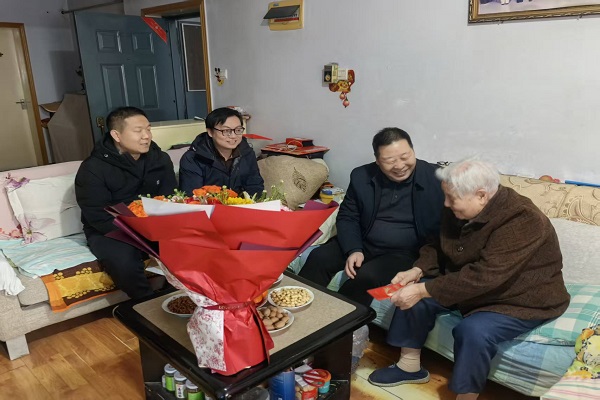 看望慰问离休干部