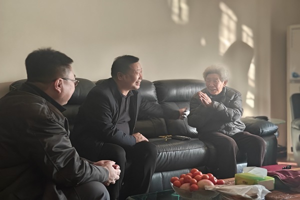 看望慰问生活困难党员