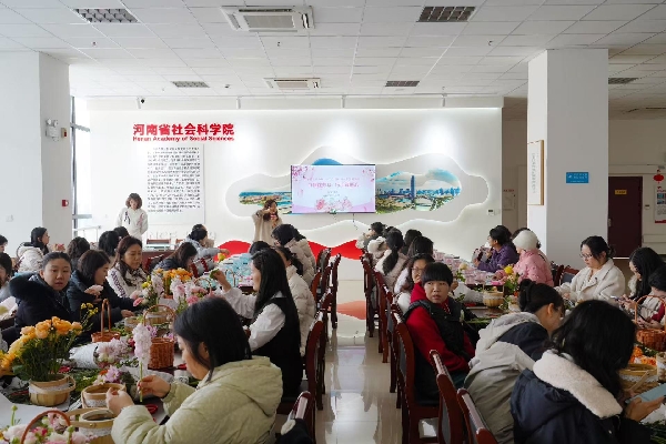 开展“巾帼绽芳华 巧手筑匠心”DIY主题活动（2）_副本