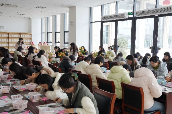 开展“巾帼绽芳华 巧手筑匠心”DIY主题活动_副本