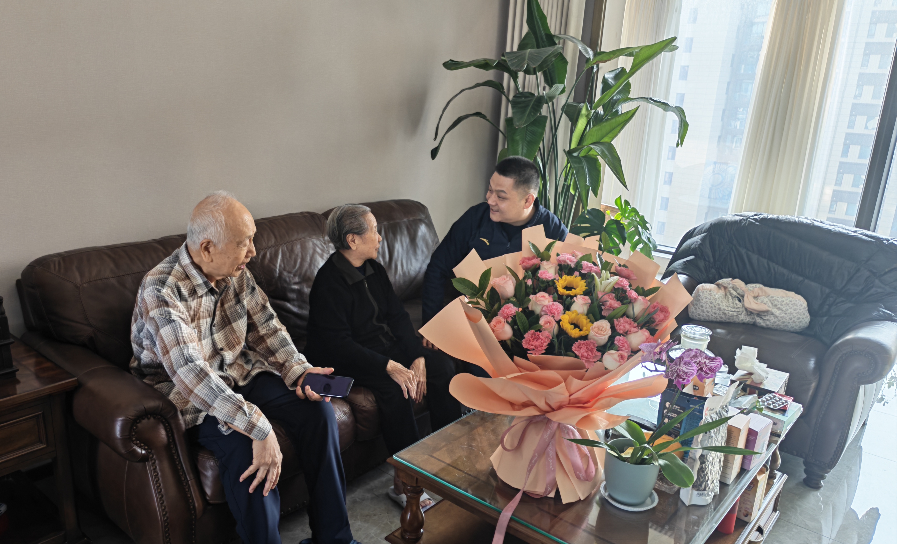 慰问侨界重点人士林素凤