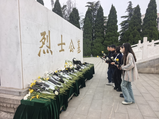 许昌市侨联组织党员干部清明祭奠先烈