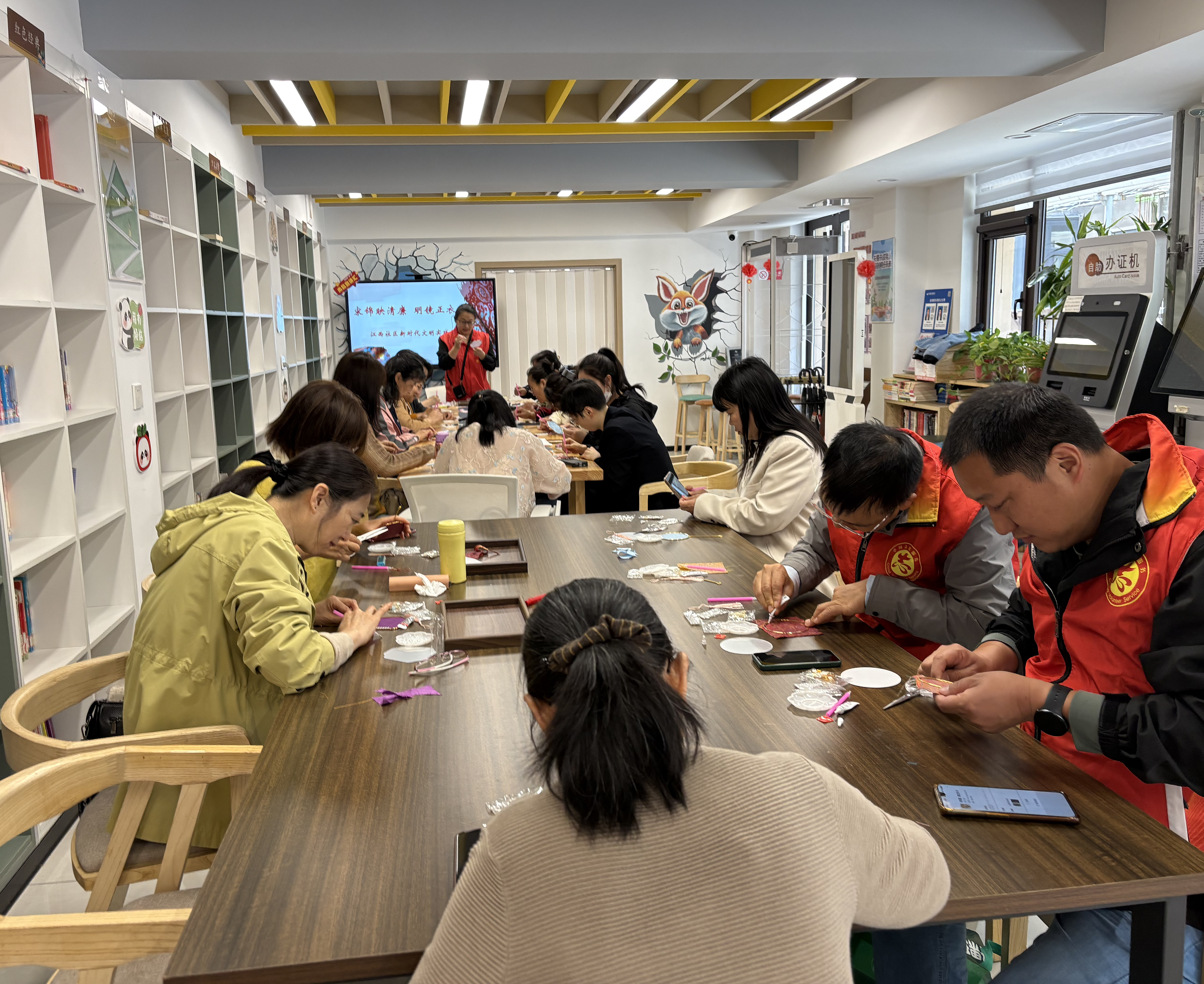 洛阳市涧西区江西社区“侨胞之家”开展“宋锦映清廉 明镜正衣冠”手工活动