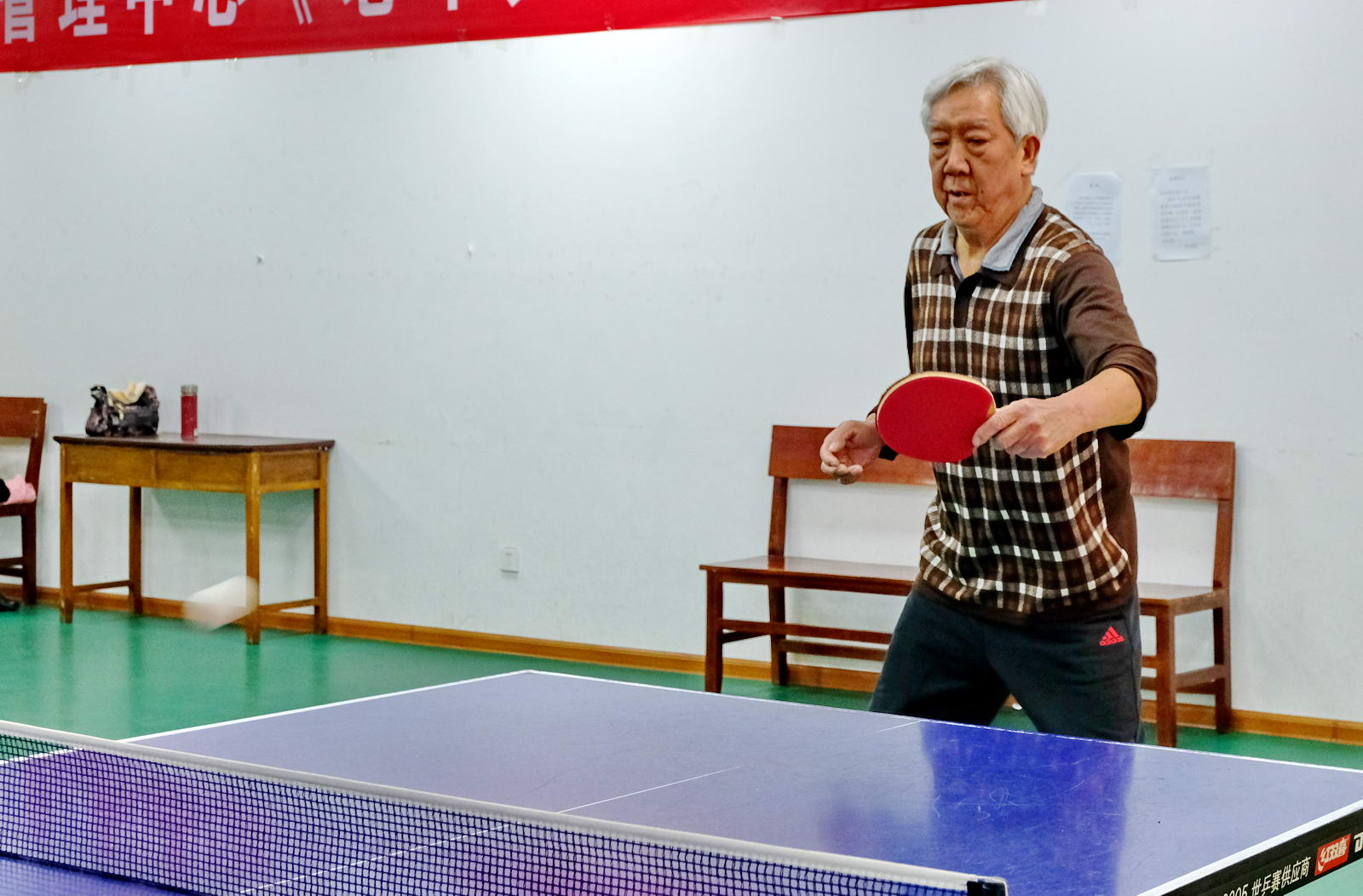 李五星，74岁，从事乒乓球运动60多年。曾多次参加国家和省市级乒乓球赛事。现在经他培养的乒乓球选手在全国各大赛事上崭露头角。摄影：胡云成