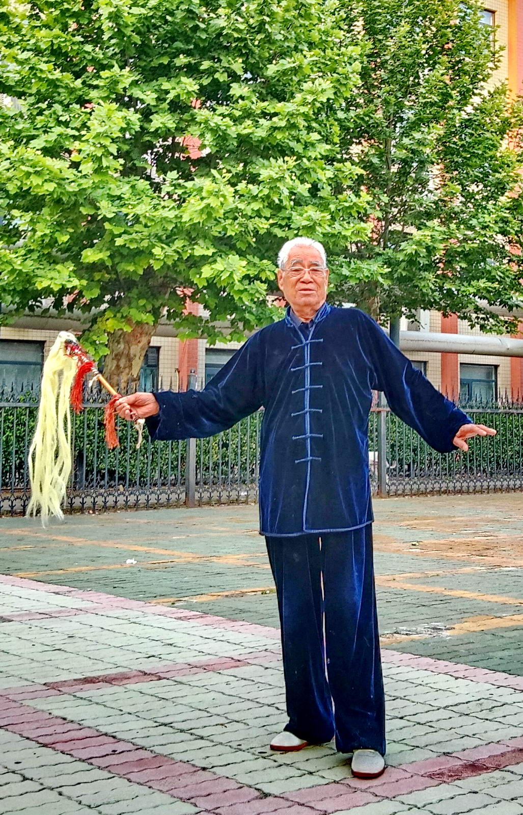 苑朝正，93岁，热爱老年体育运动，常年坚持练太极拳和健身气功，详熟太极剑、太极刀、太极扇、太极拂尘等器械。摄影：赵长兴