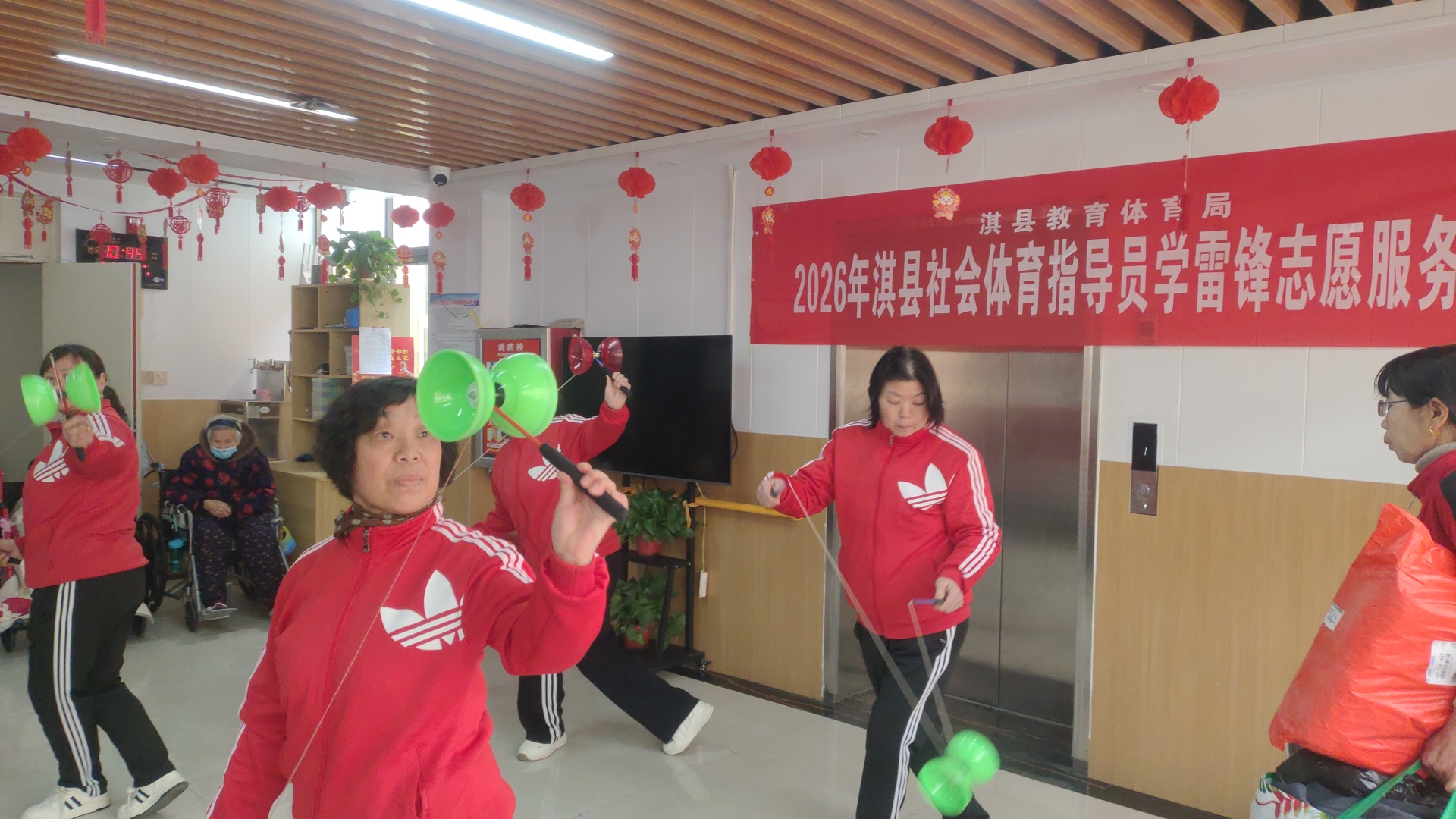 淇县陀螺龙队走进养老院2