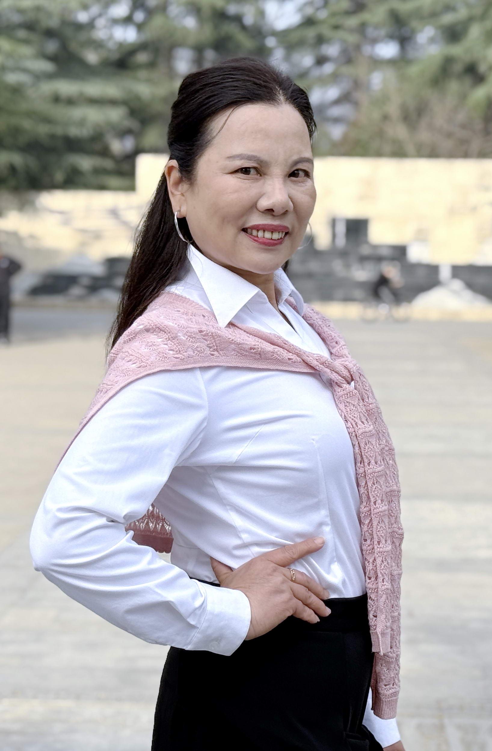 李艾营，平顶山市“心之梦”老年模特队队长，经常参加银龄志愿服务活动，多次在平顶山市老年体协展示交流活动中获奖。摄影：王仲平