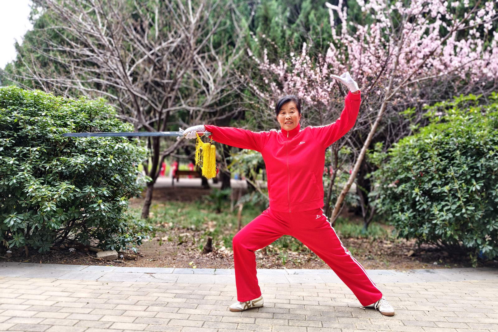 郑清连，63岁，二级社会体育指导员，平顶山市老体协志愿者委员会成员，热爱老年体育活动，喜欢太极拳和慢速骑车运动，经常参加社会公益活动。摄影：赵长兴