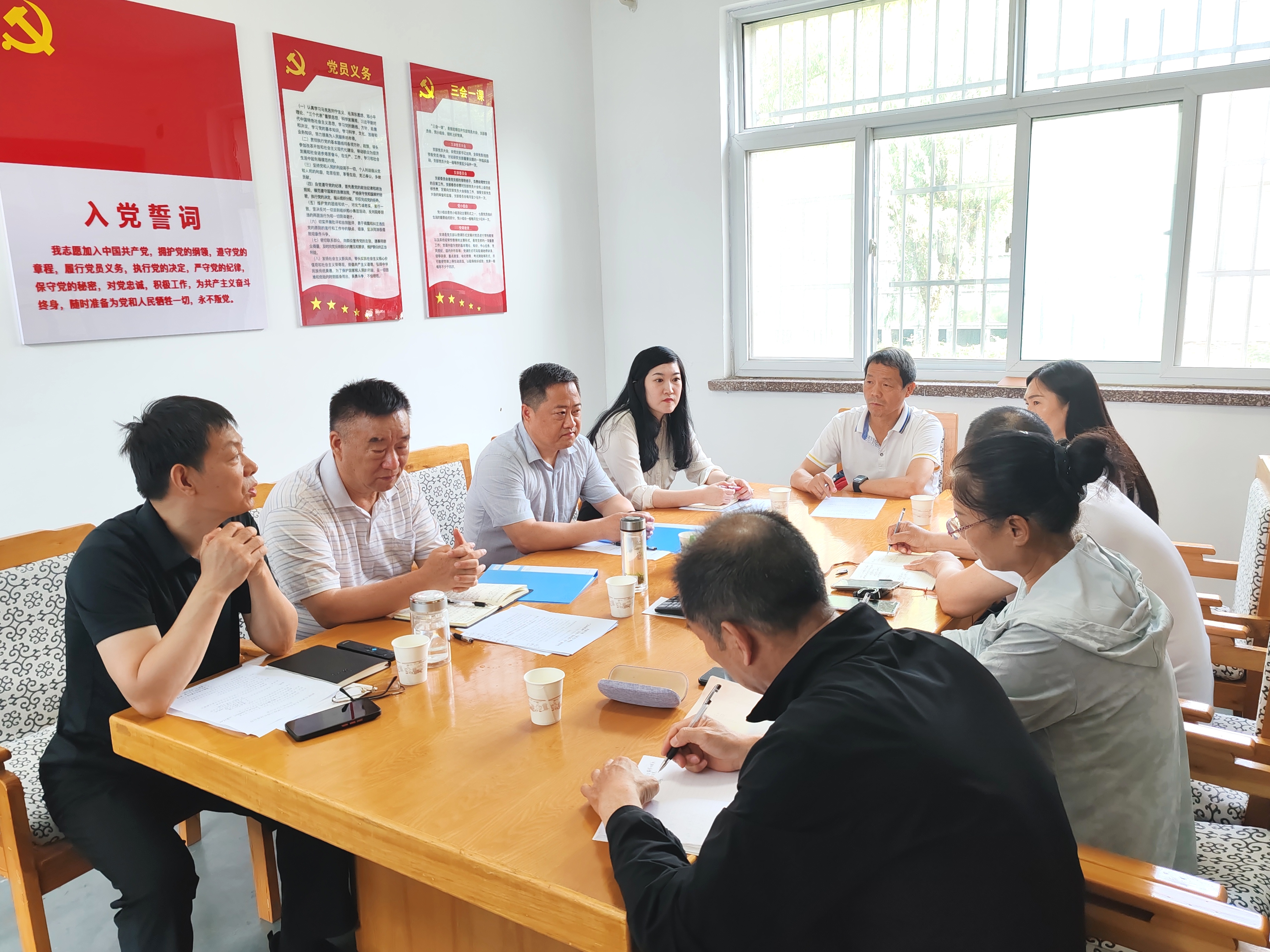 与报社合作签字仪式现场