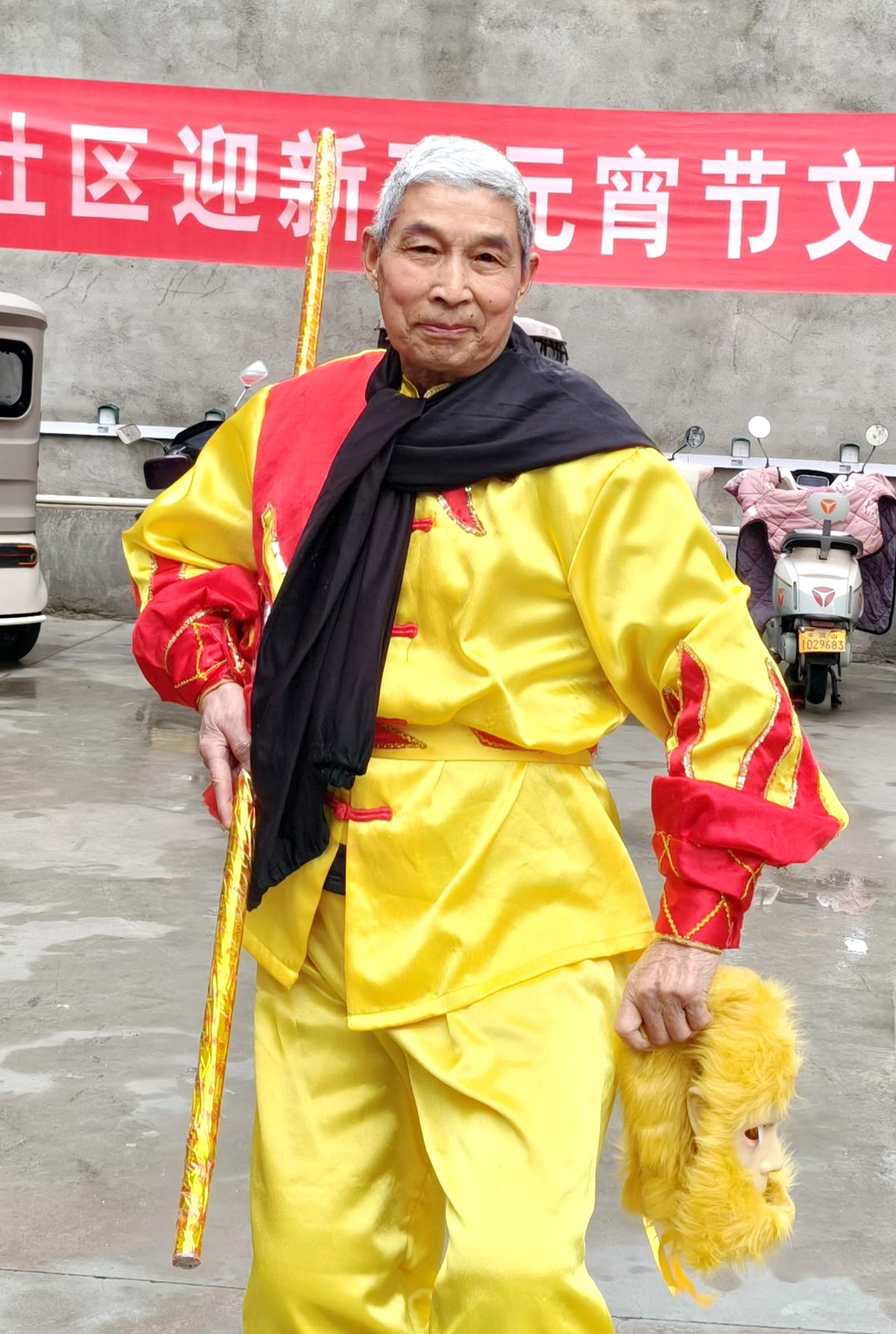 王继业,现年82岁,国家级社会体育指导员,他热爱老年体育运动,喜欢民俗表演活动,舞狮,孙悟空取经,是他的拿手好戏,深受市民欢迎。摄影:赵长兴