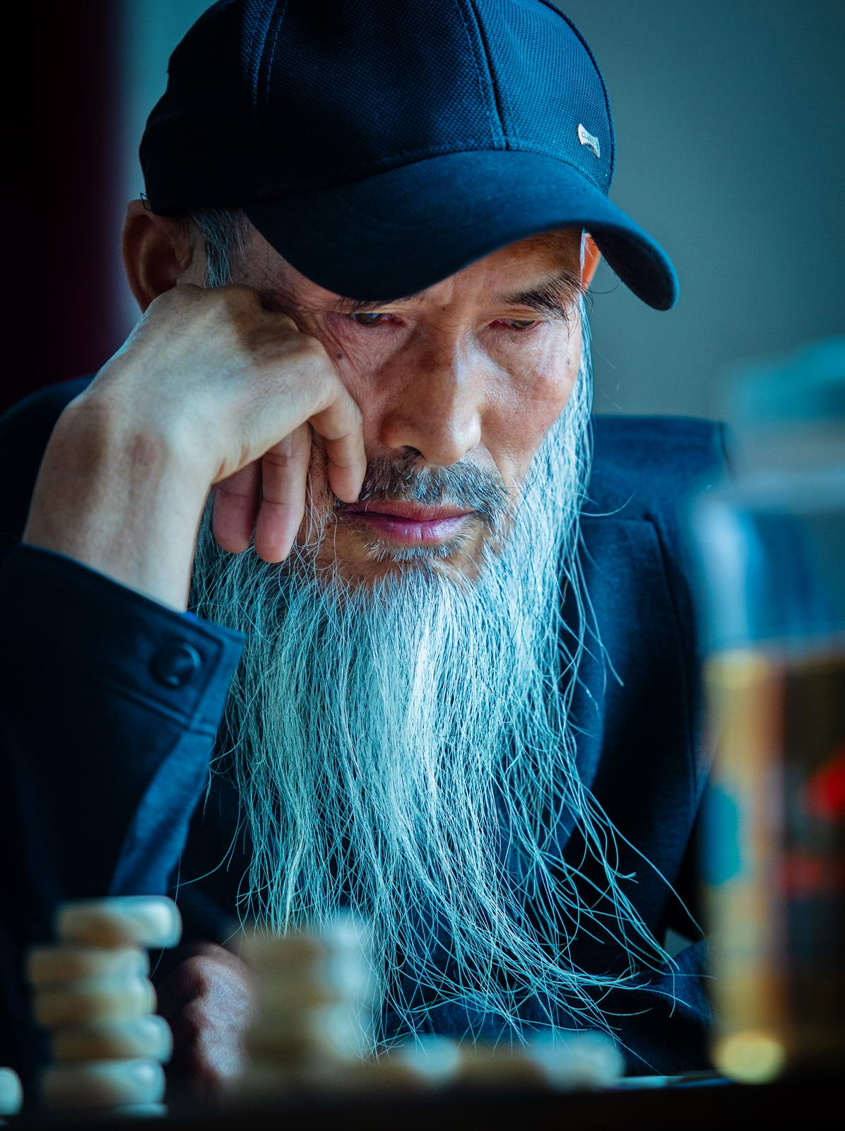 王五亮,73 岁。舞钢市老年体协象棋委员会成员。自幼自学象棋,勤于钻研,棋艺日进,象棋使他的生活充满乐趣。摄影:张志凌