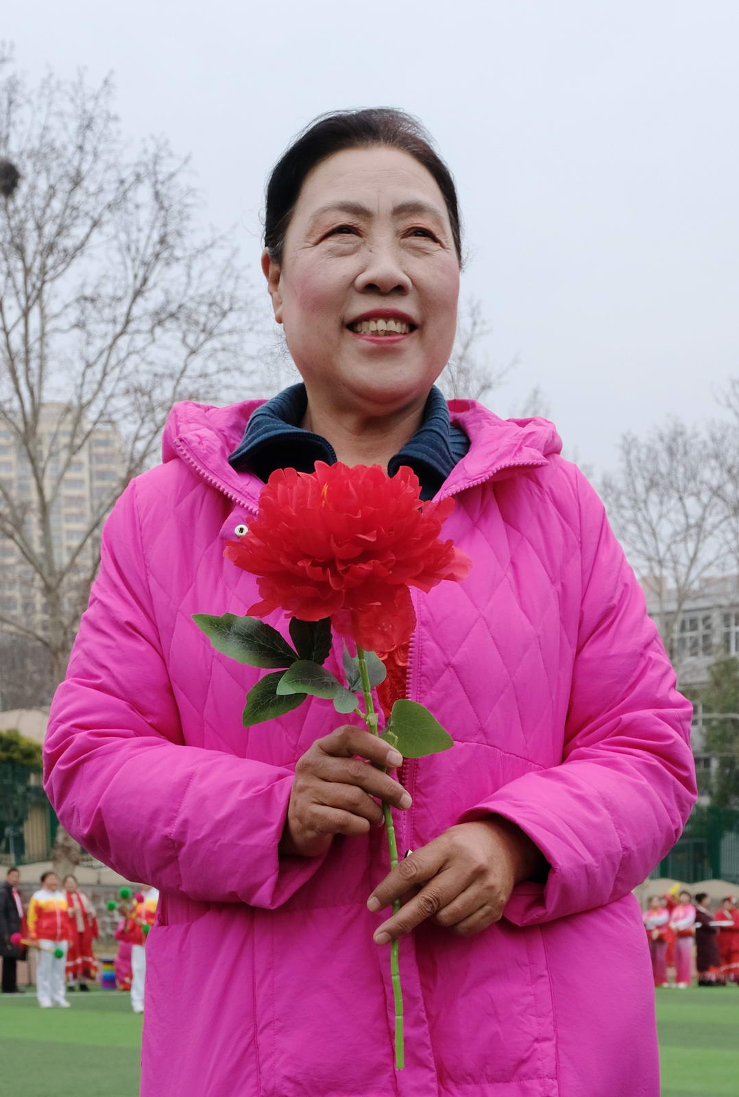 于丽鹏 ,69岁 ,热爱老年模特体育项目锻炼,经常参加市区老体协组织的公益活动演出。20多年来从不间断。摄影:胡运成
