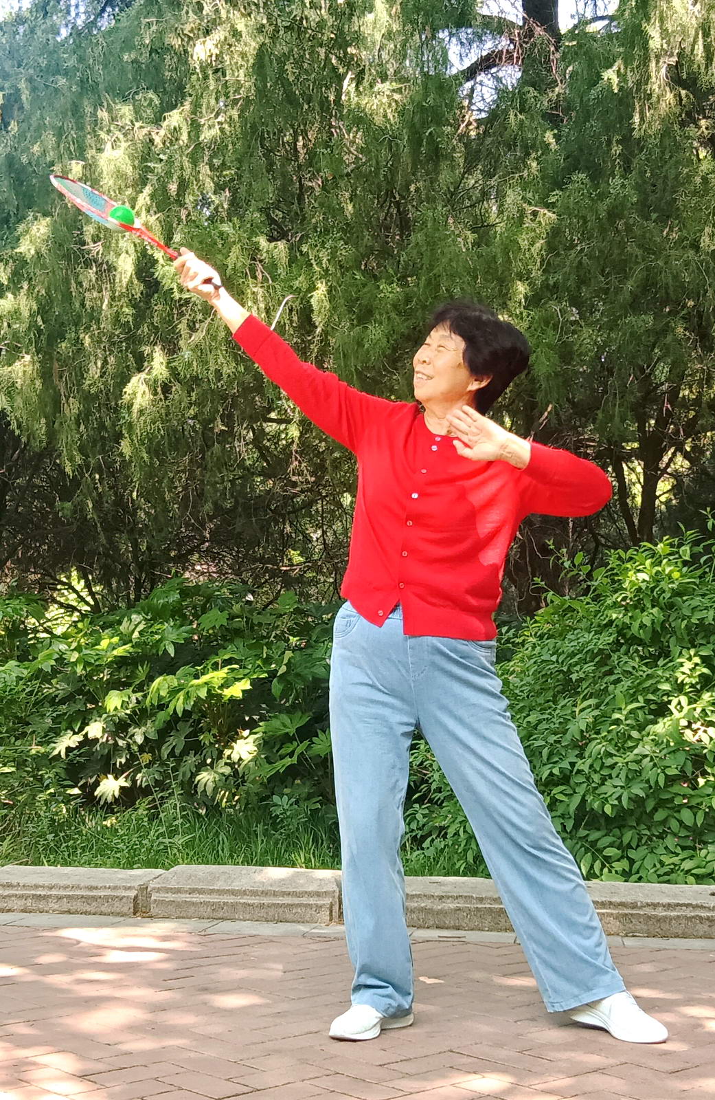 张华敏。现年70岁。练习柔力球已有八年之久。她非常刻苦,每天早上8点准时去公园炼习三个小时左右。且能刻苦钻研新技术,领学新套路。通过持之以恒的炼习,现在柔力球的技术精湛。摄影:吴旭