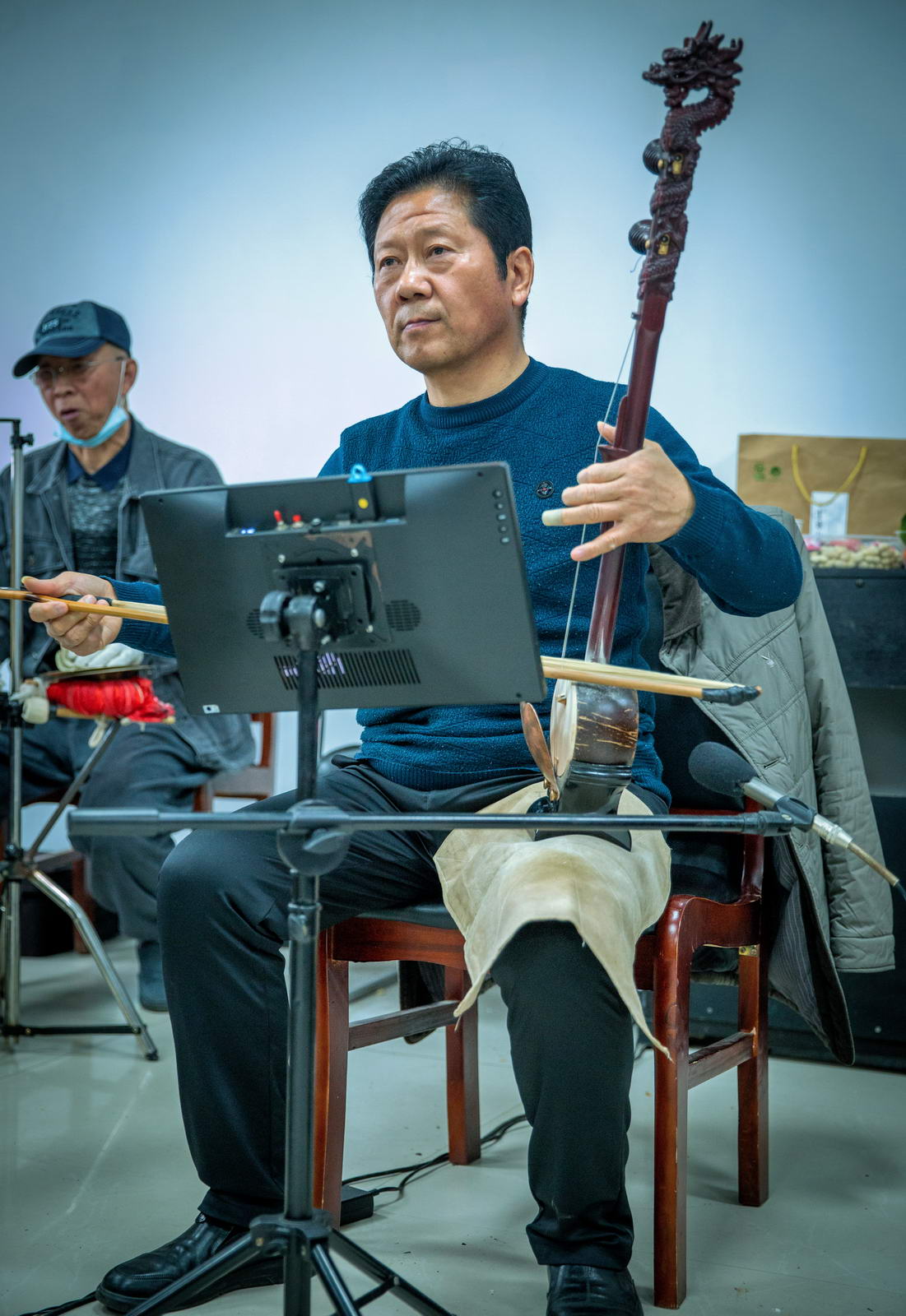 周同州,65岁,现任舞钢市老年体协戏曲委员会主任。自幼痴迷戏曲弦乐,2021年退休后,组建起50余人的戏曲队伍,先后排演大型古装戏、折子戏及经典名段,常年活跃于城乡舞台。摄影:张志凌