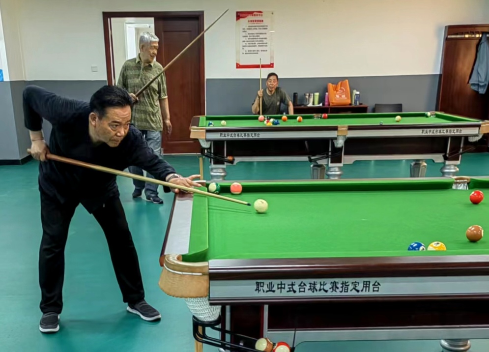 闫关民在打台球