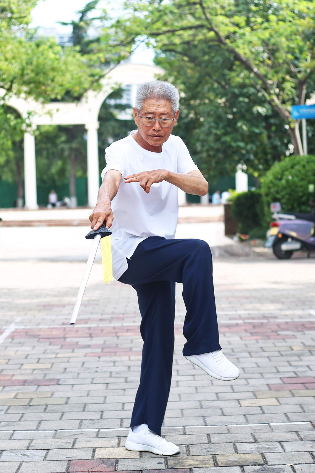 李旭东 ,75 岁,平顶山市老年体协红枫太极拳辅导站站长。一级社会体育指导员,先后参加国家及省市比赛,曾经荣获多次奖励。摄影:王仲平
