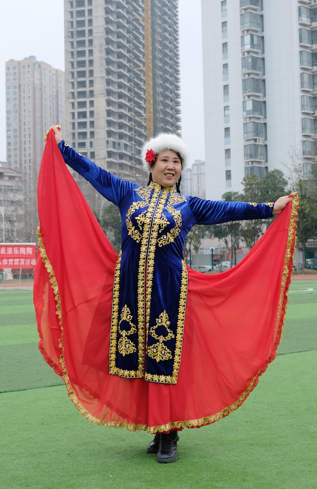 张萍,20多年来一直坚持锻炼身体,退休后参加广场舞活动,多次参加平顶山市老体协组织的公益活动演出。摄影:胡运成