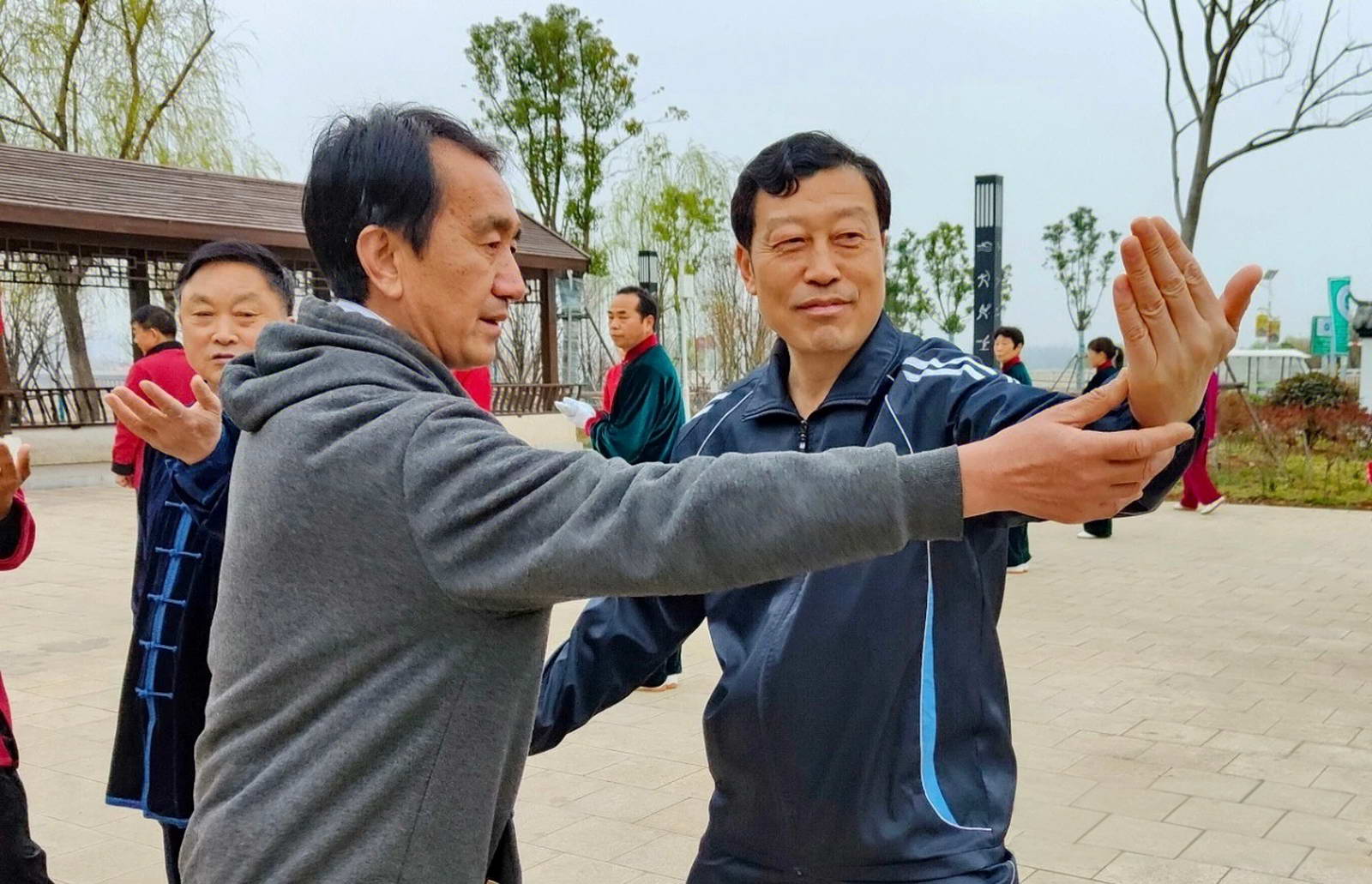 2021年3月10日晨练中耿克利在指导时任鲁山县委书记杨英峰学习太极拳