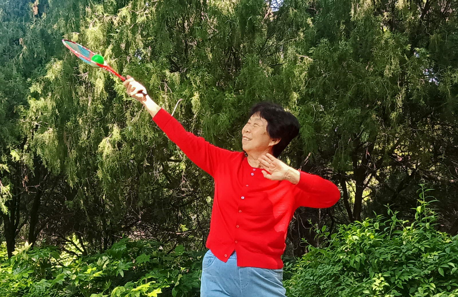 张华敏。70岁。练习柔力球已有八年之久。每天早上8点准时去河滨公园炼习三个小时左右。通过持之以恒的炼习，现在柔力球的技术精湛。同时强健了体魄，愉悦了心情。摄影：赵长兴