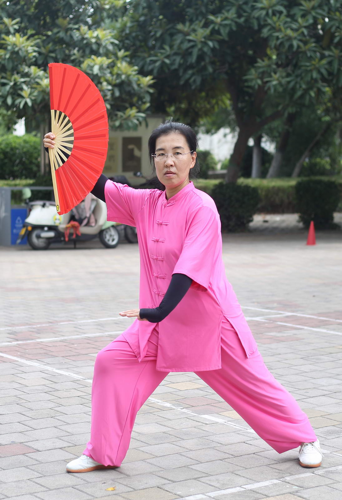 赵雁，退休后一直参加平顶山市老年体协太极拳活动，曾获得河南省20届中原大舞台“全民健身大拜年”武术健身女子老年组吴式太极拳二等奖。摄影：王仲平