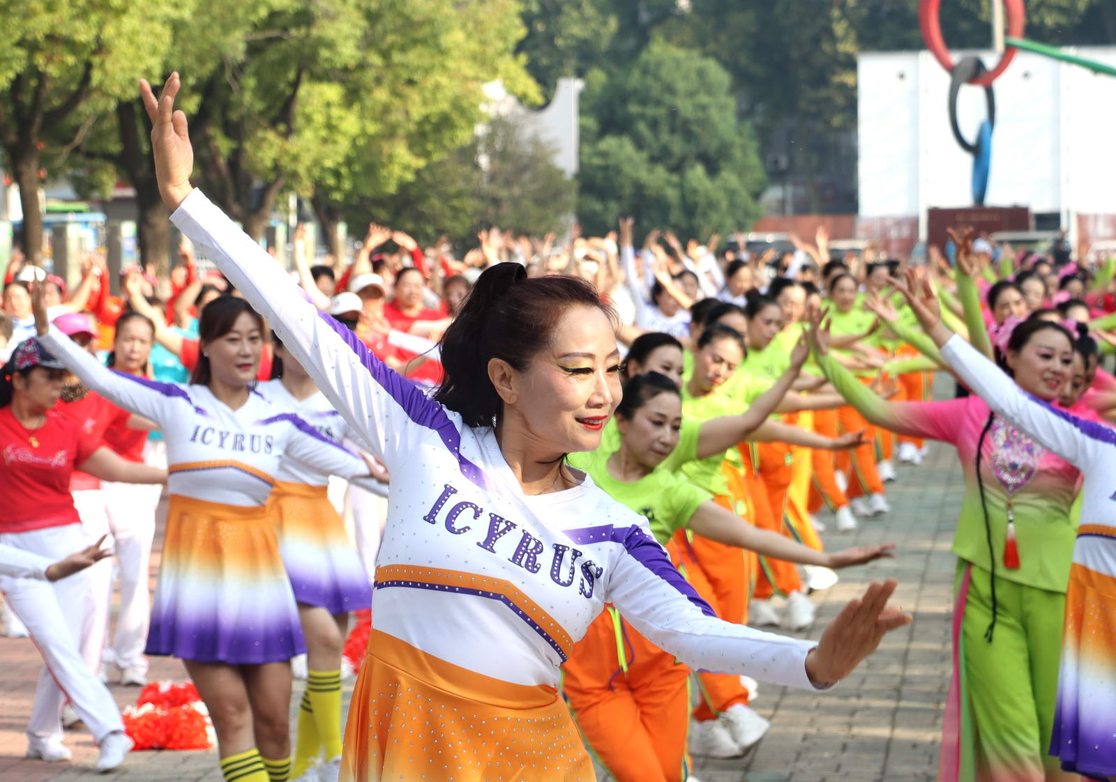 赵晓玲，现为平顶山市老年人体育协会广场舞常务副主任。一级社会体育指导员、一级教练员和裁判员。从事广场舞、健身球操指导工作10余年。多次参加省老健会组织的广场舞，健身球操、手仗操项目比赛。2026年参加第五届全国老健会健身球操项目集体和双人赛，均获得优异成绩。摄影：高斐斐