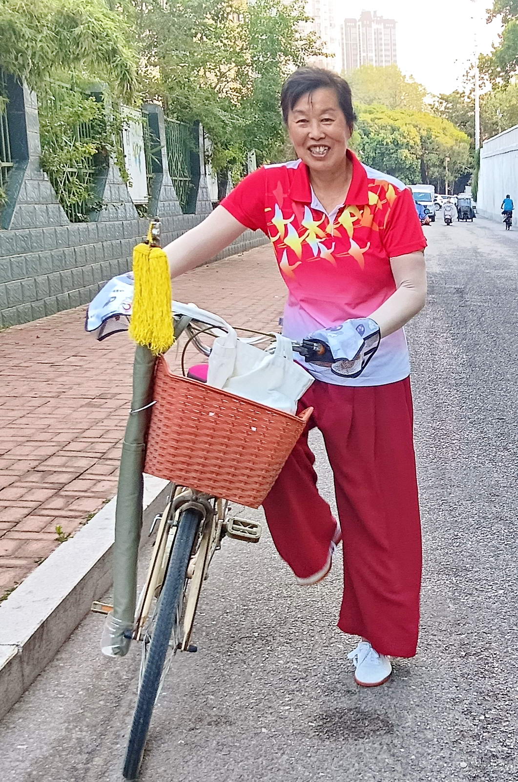 郑清连，63岁，二级社会体育指导员，热爱老年体育活动，喜欢太极拳和骑车慢速运动。平顶山市老体协志愿者委员会成员，经常参加银龄志愿公益服务活动。摄影：赵长兴