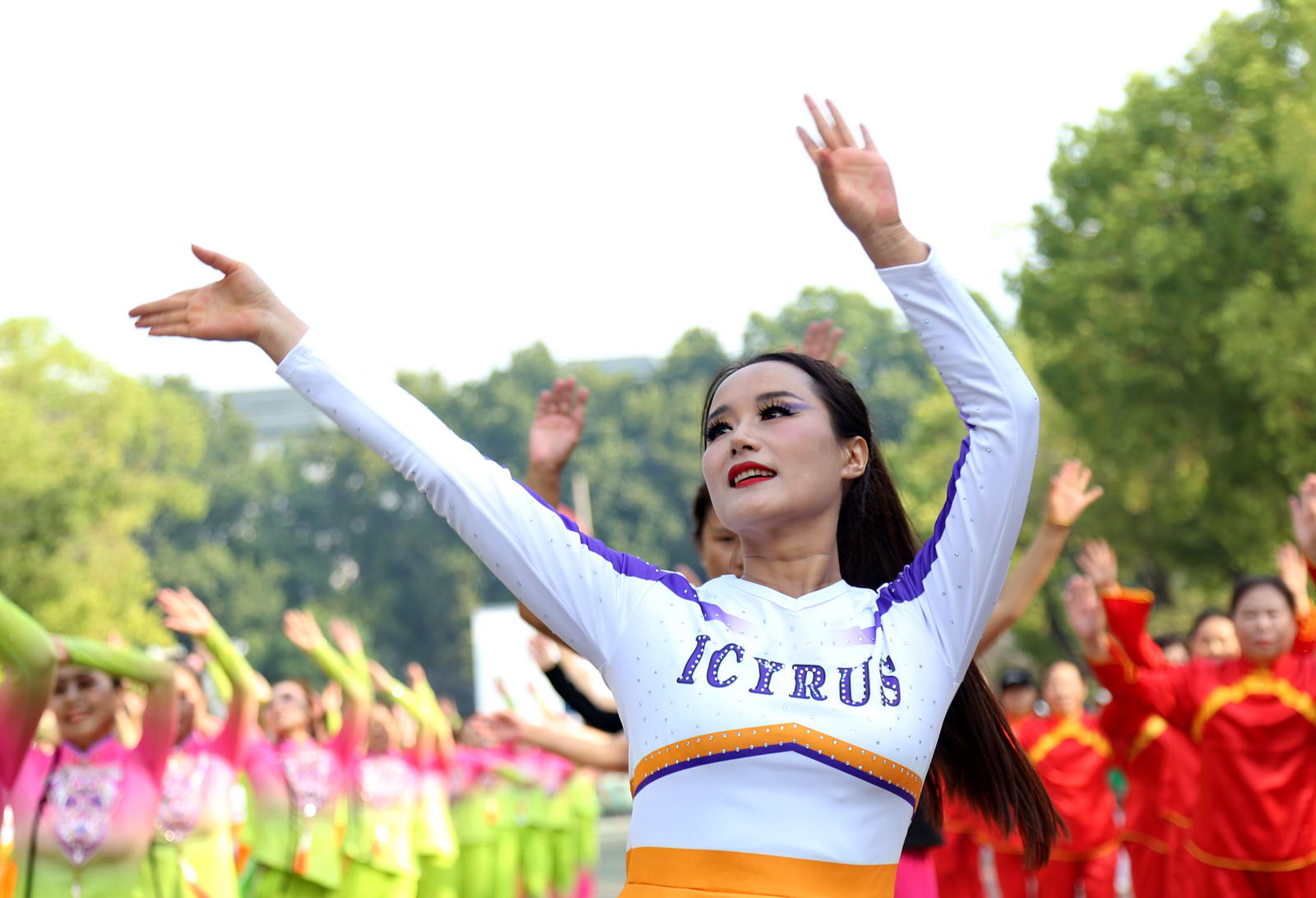 张娟，从事操舞项目10余年，二级社会体育指导员，二级教练员和裁判员。经常参加老年人各种比赛、展演及培训活动，参与平顶山市老年人历届春晚活动。作为银龄志愿者常年从事健身球操、广场舞指导工作。摄影：王仲平