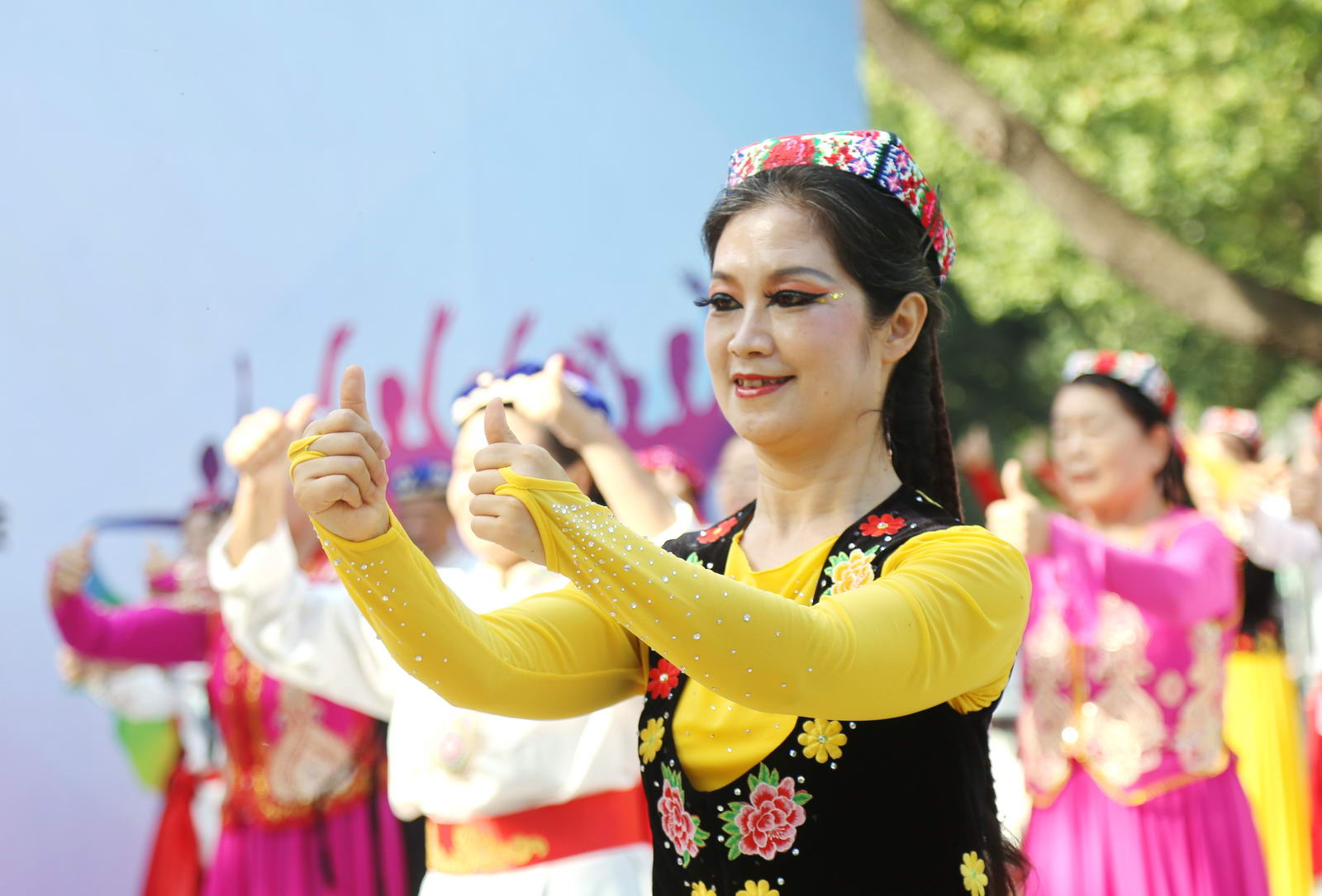 程相梅，退休后热爱习舞健身和绘画，从事广场舞健身锻炼5年，多次参加省市文体活动和“银龄志愿服务”活动。2025年参加全国老年人体育健身线上展演，荣获“广场舞最佳展示奖”。摄影：王仲平